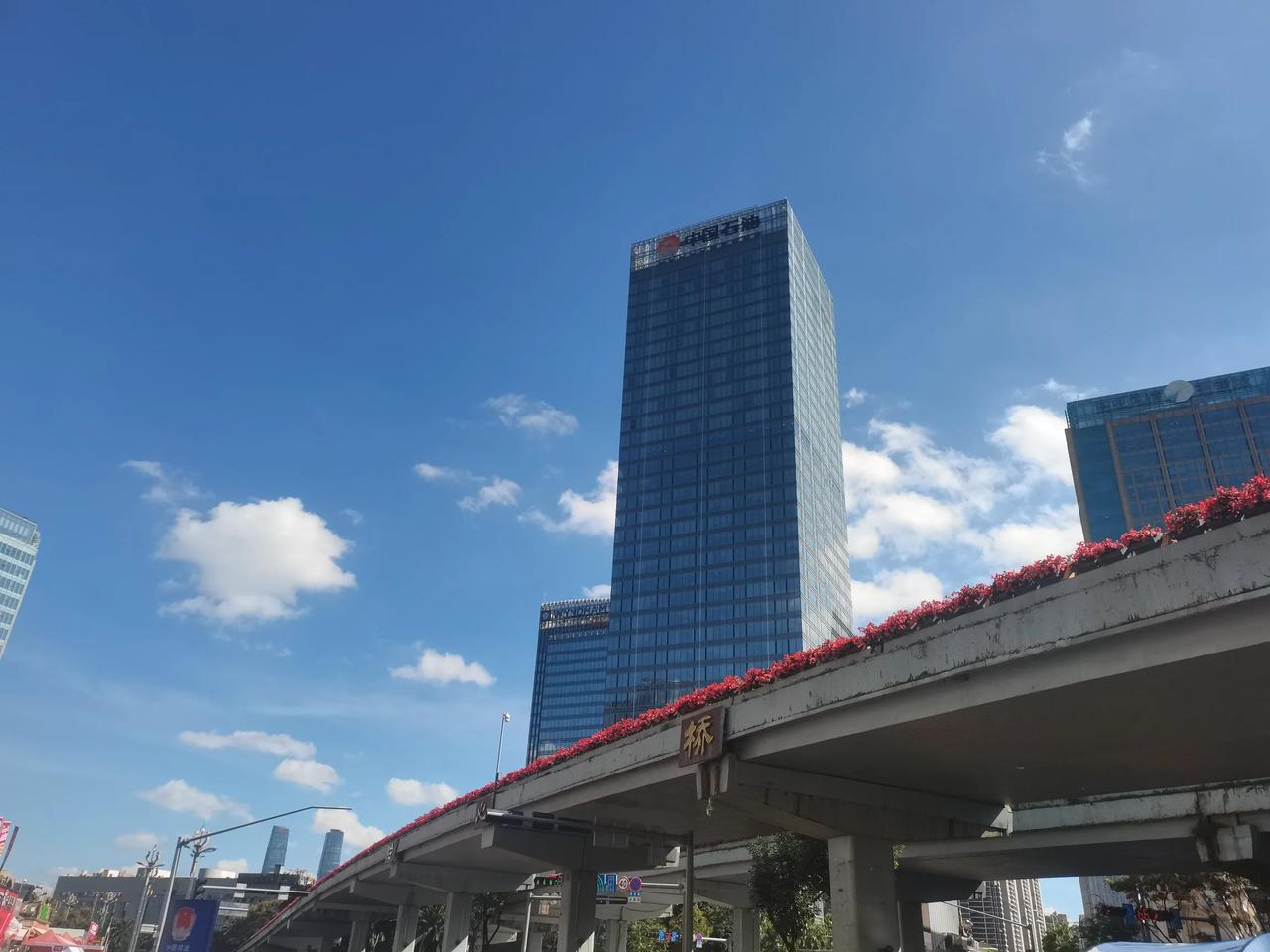 昆明蓝天白云不需要过虑镜这几天有的地方已经在大雪纷飞了而艳阳高照的昆明确实暖