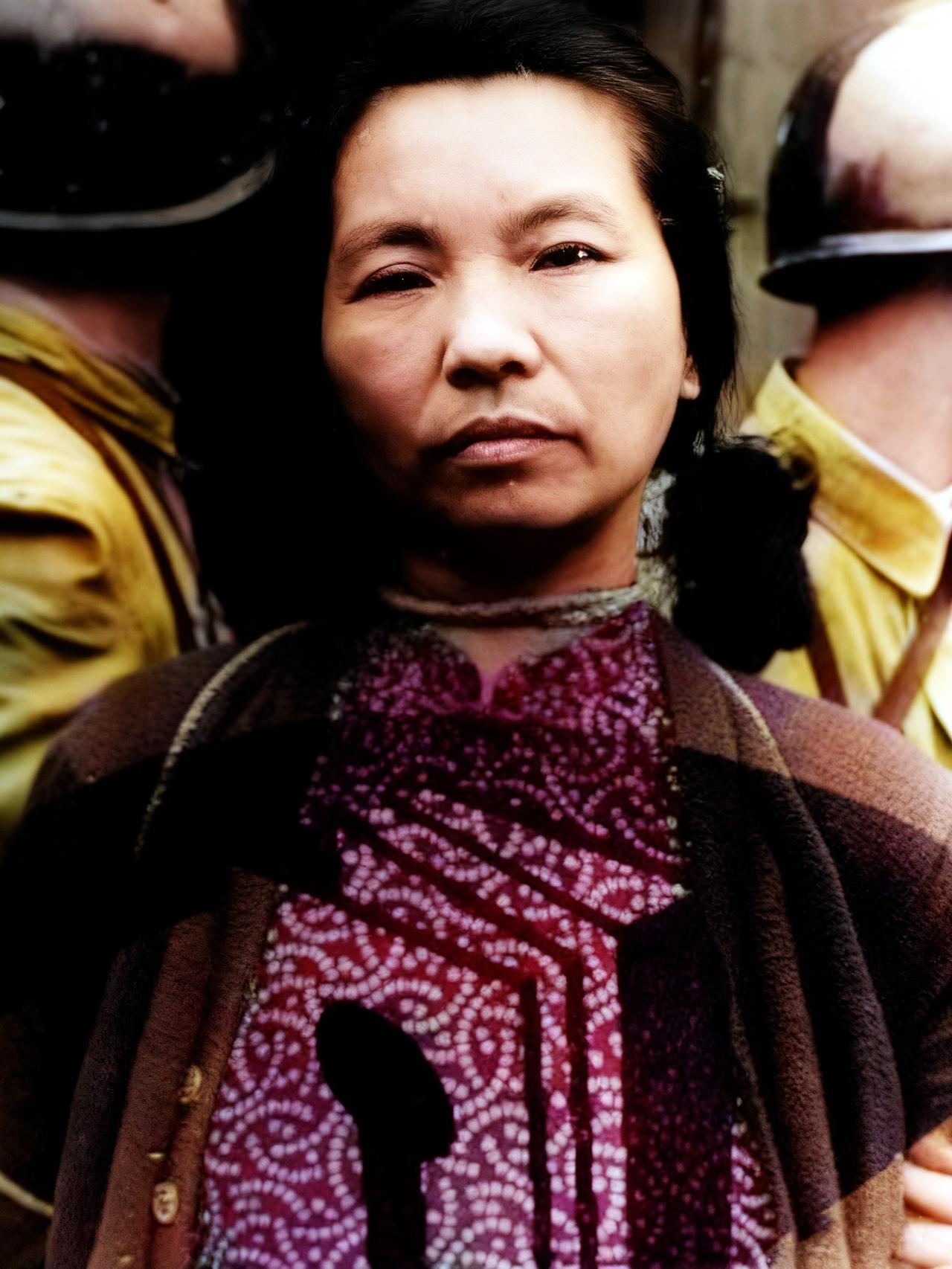 1950年6月10日，朱枫即将被押往台北马场町刑场。面对着蒋匪帮的镜头，目光里