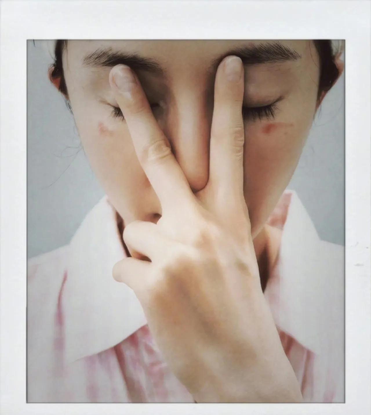 心疼杨幂一分钟，2月27日，杨幂在社交平台分享的自己的照片，并配文:“蒸汽眼罩咬