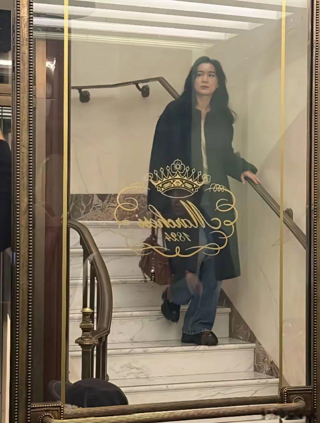 贾玲已经不再是贾玲了现在的贾玲真的被夺舍了吗？有网友发现最新的一张照片她居然完全