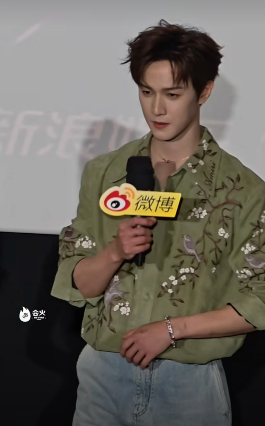 找媒体的李昀锐哈哈哈懂你！那种又认真又有点笨拙地“找媒体”的样子，真的萌点拉满。