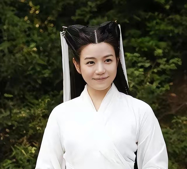 终于知道为啥都说“姑姑”的鸡腿发型不好看了，原来是脸太圆了。明明都是“鸡腿”发型