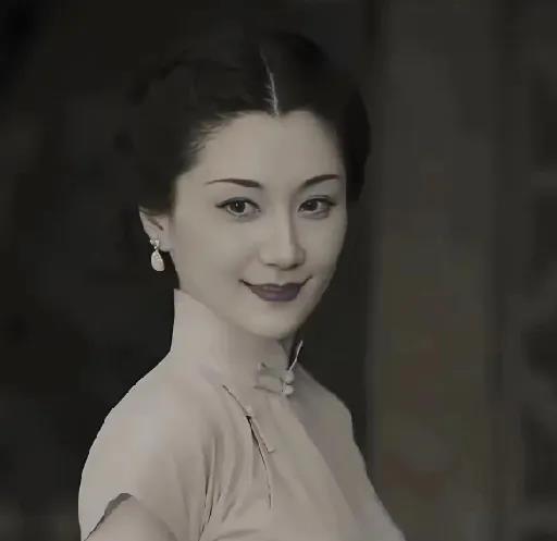 1930年，杜月笙的发妻沈月英，和表哥私会，云雨过后，她含泪嘱咐表哥：你今夜就离