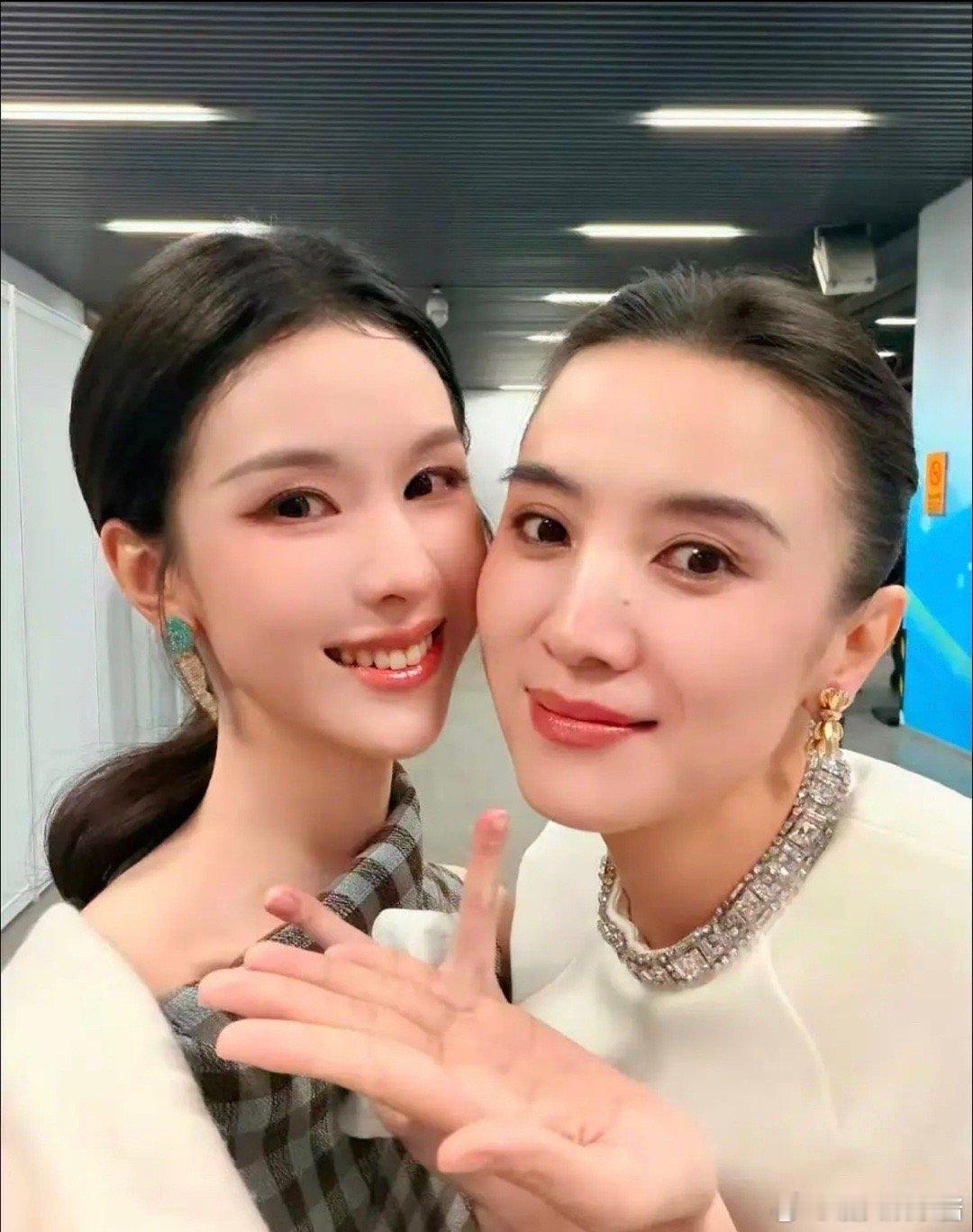 陈都灵和宋佳合影，你认出来了吗