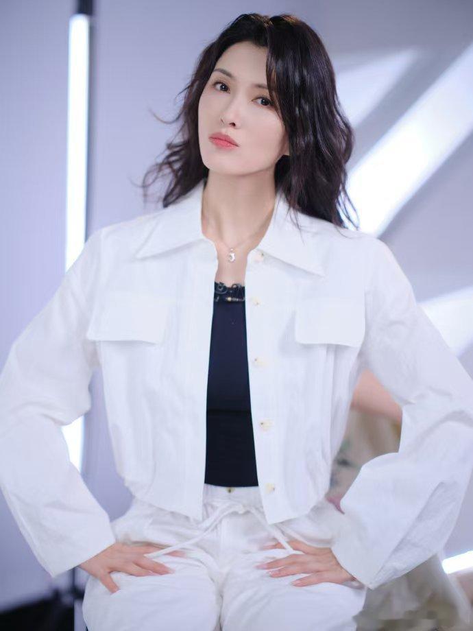 徐洁儿谈30岁后的变化徐洁儿说自己是半百少女无惧年龄增长，看淡岁月流逝，徐洁儿分