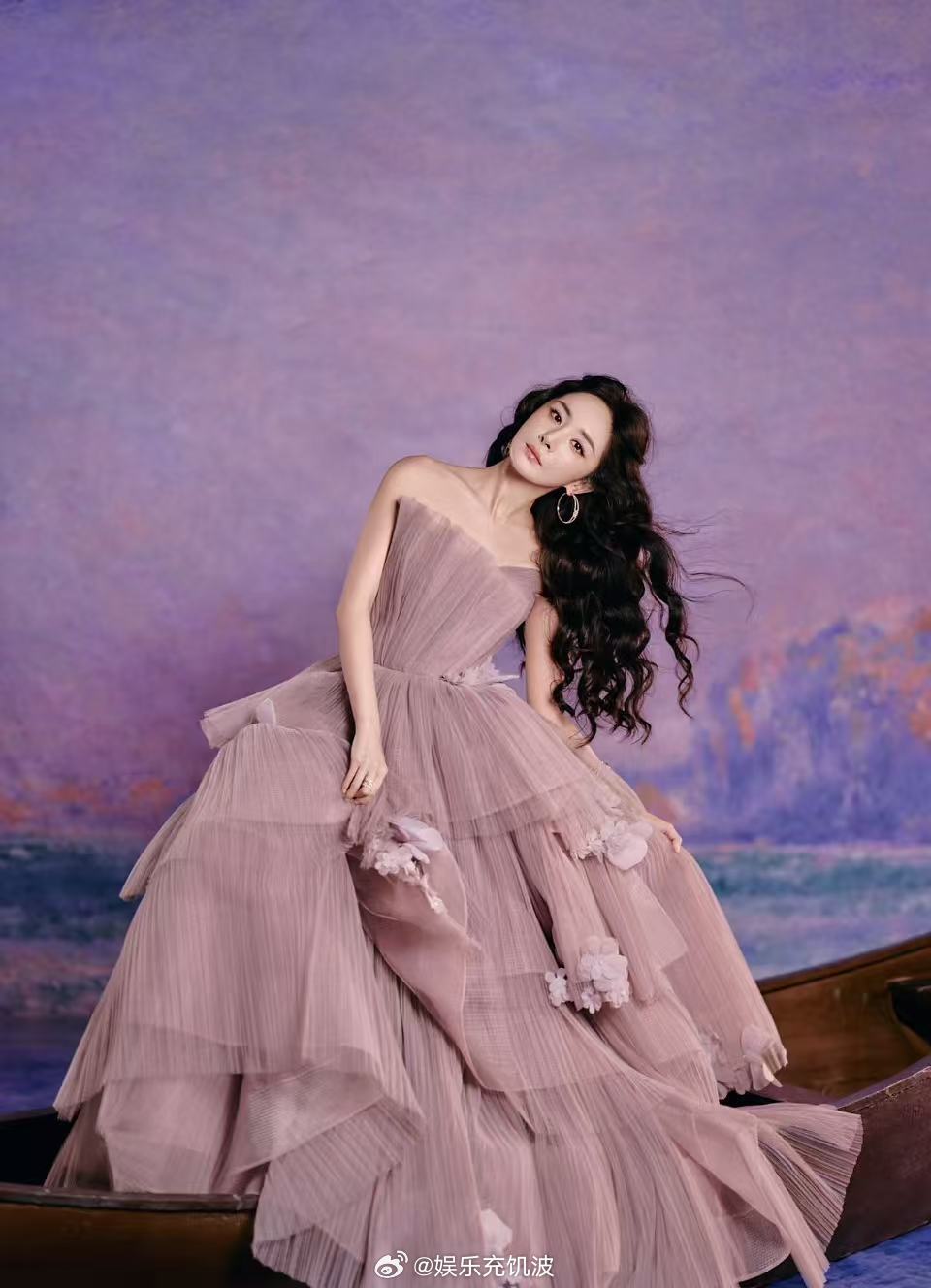 金鹤龙给杨幂化的莫奈紫雾妆金鹤龙给杨幂化的莫奈紫雾妆好美！杨幂莫奈紫雾妆​​​