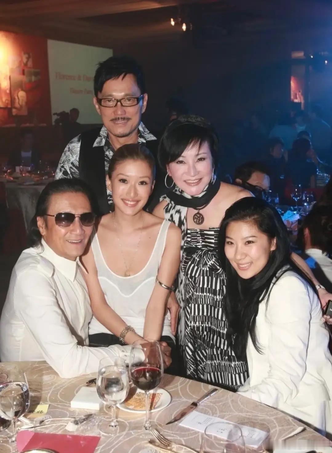 谢贤与前女友CoCo、女儿谢婷婷、前妻狄波拉以及狄波拉老公江耀城合影，那一年，谢