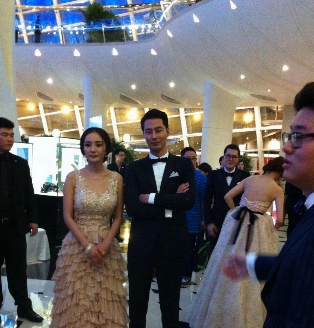 杨幂真人长这样，抛开滤镜和精修图，大家能接受吗？褪去镜头美化，生图更贴近真