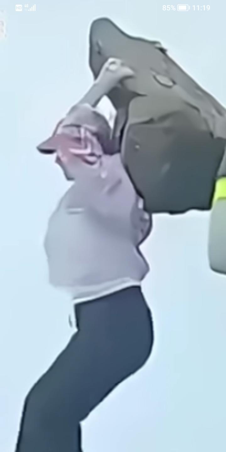 不得瑟了吧！命都丢了，一女子在山上想抱着一块突出的石头拍照，别人劝她说危险，她说