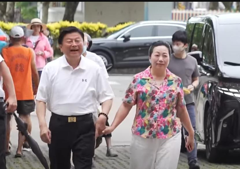 傅崐萁完成大罢免投票国民党团总召傅崐萁今天（26日）上午偕同花莲县长徐榛蔚完成