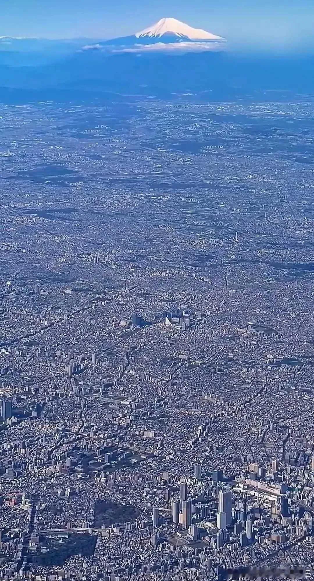 假如你坐飞机时看到了这个东京全景，你脑子中的第一反应是干什么？