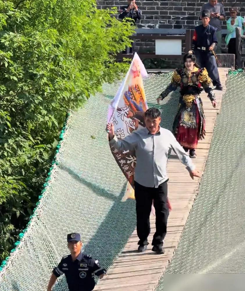 别再被网传骗了！都说大衣哥一场商演报价10万，真以为这笔钱全都落他兜里？圈