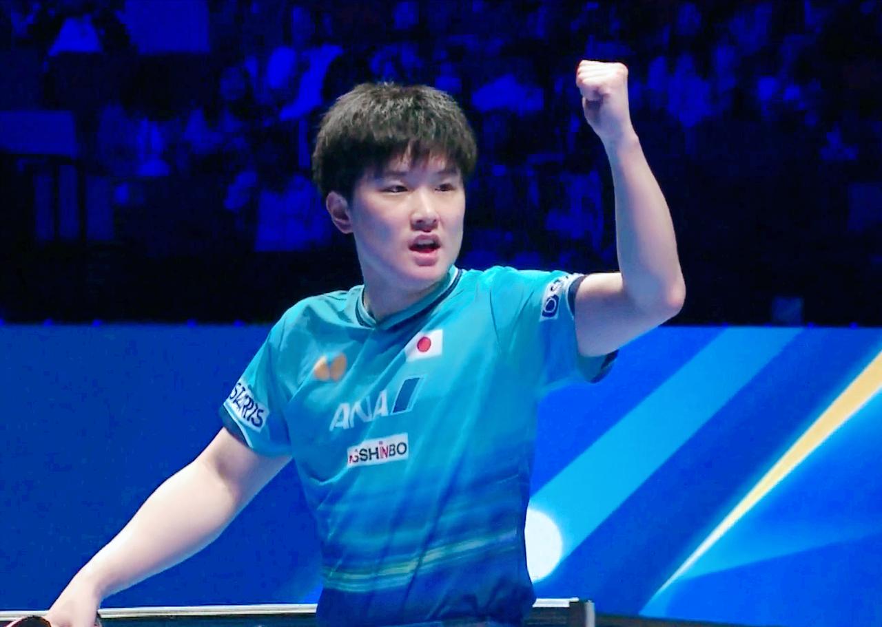 我去！第一次见林昀儒握拳高喊了。但仔细一看，貌似小林嘴没动，难道又是他教练