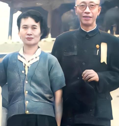 1964年，毛主席突然问道溥仪的工资，当他听到只有180元，顿时脸色大变直言：薪