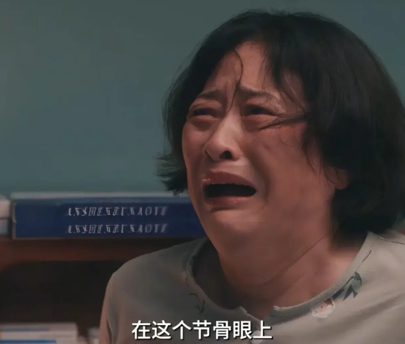 《四喜》许娣饰演的喻静香感觉脑子不太清楚，一天天的一惊一乍的，真不觉得沈明珠认她