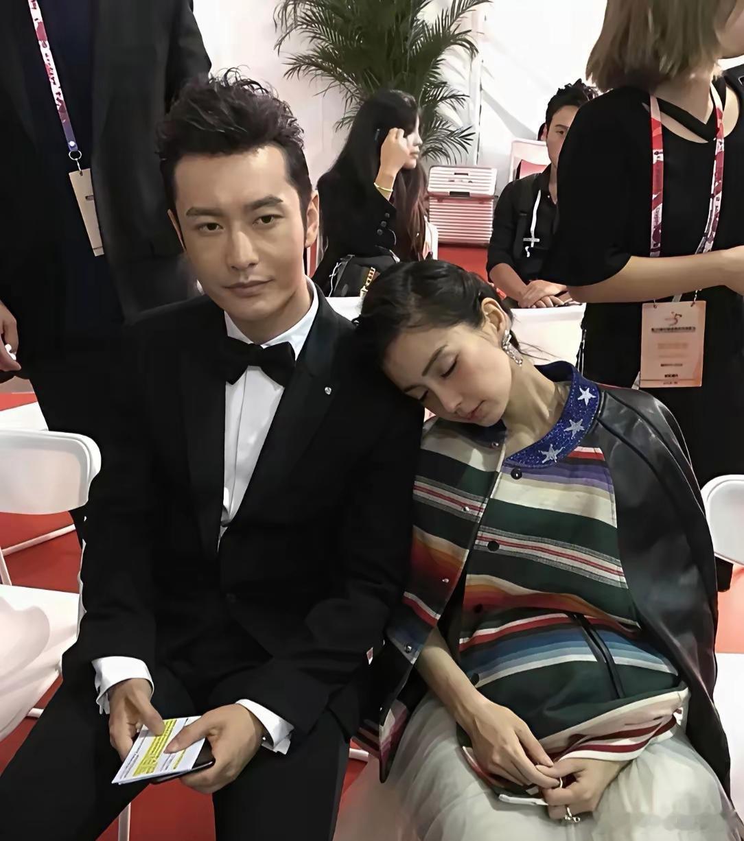 baby与黄晓明这张后台旧照，看一次心里感慨一次孕期的杨颖出席活动，身体扛不住疲