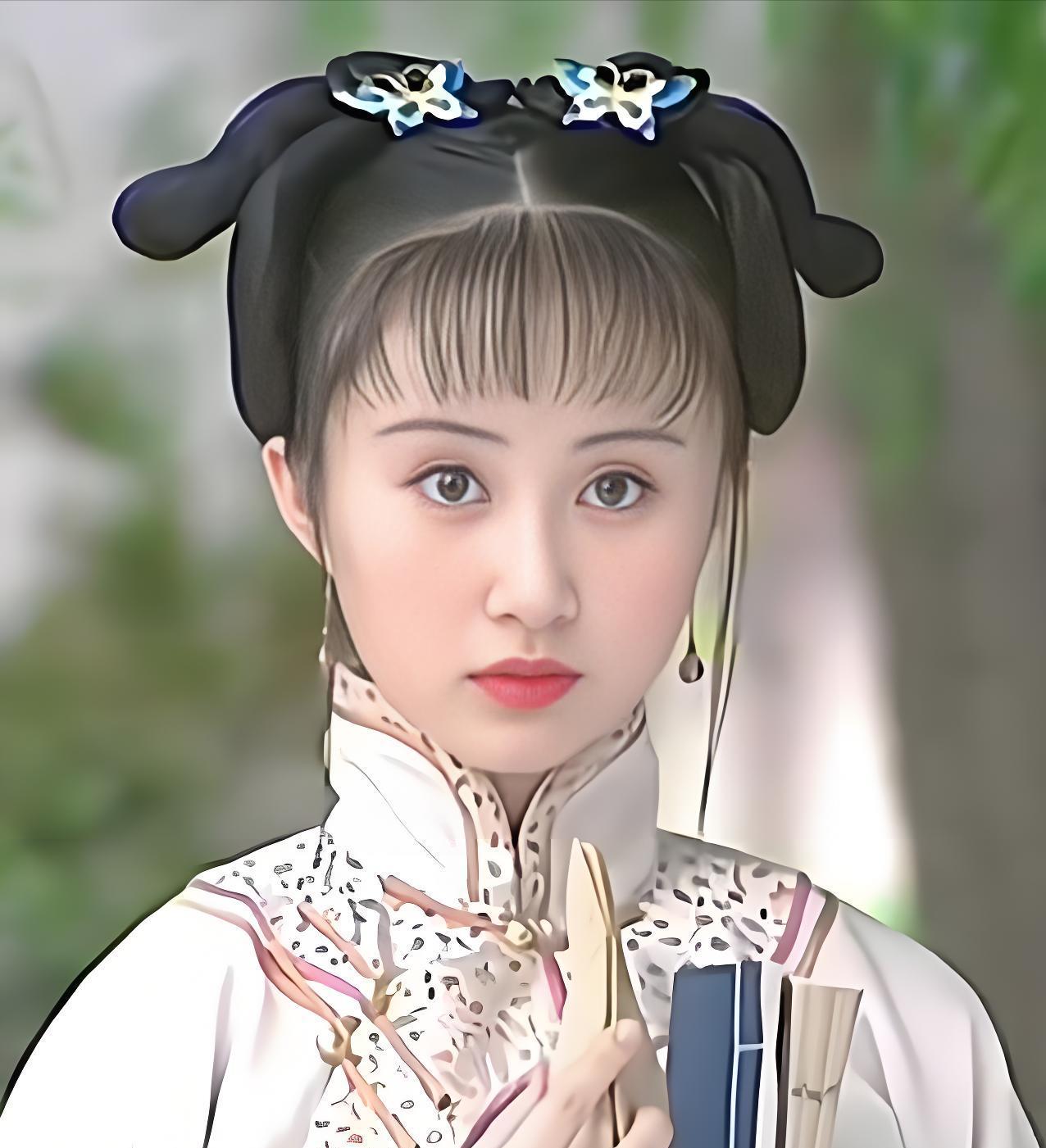 1661年，顺治刚咽气，20岁的贞妃就被逼殉葬。贞妃匆忙更衣，几个小太监就冲进她