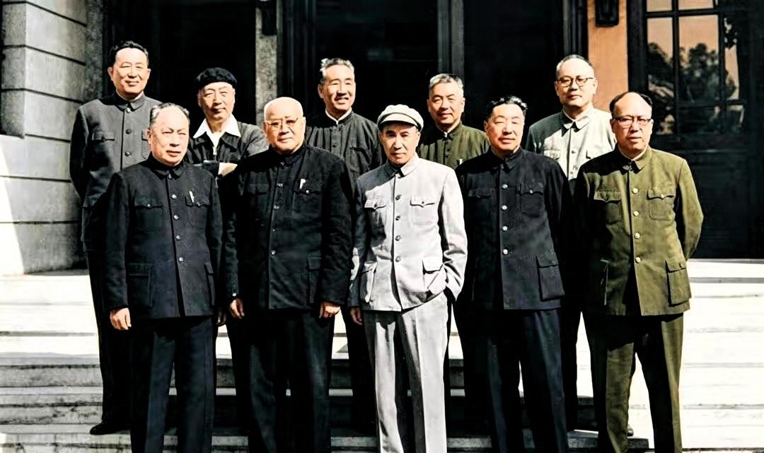 1962年，八位开国元帅与罗瑞卿大将、陶铸在广州合影，这是现存元帅出镜人数最多的