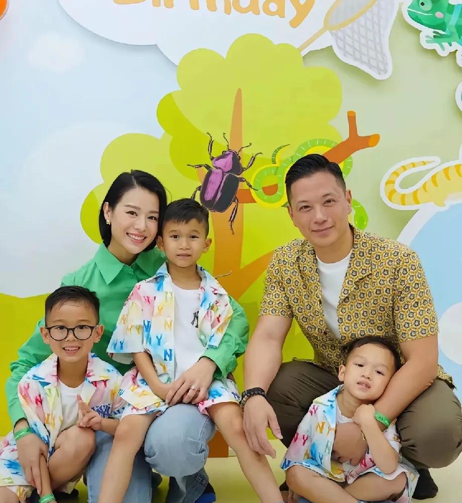 父母五官好看三个儿子都好帅气，三個兒子笑起来都像胡杏儿啊，真可爱#夏日生活打卡
