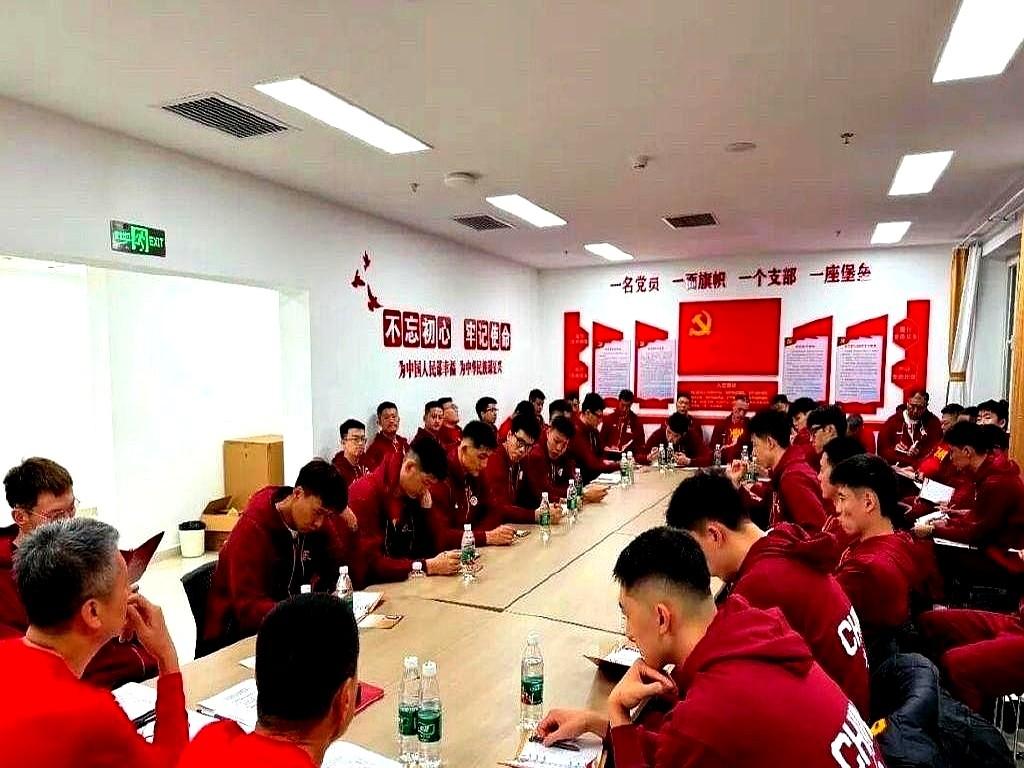 “郭士强还在？”——昨晚集训名单一出，球迷群先炸后静。平均年龄降3岁，18岁杨瀚