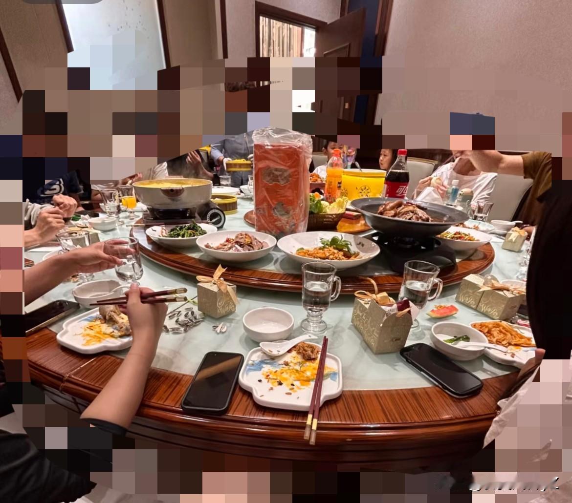 亲人聚餐时，婆婆对媳妇说：“孩子大了，你可以上班了，儿子养家太累了。”媳妇：“