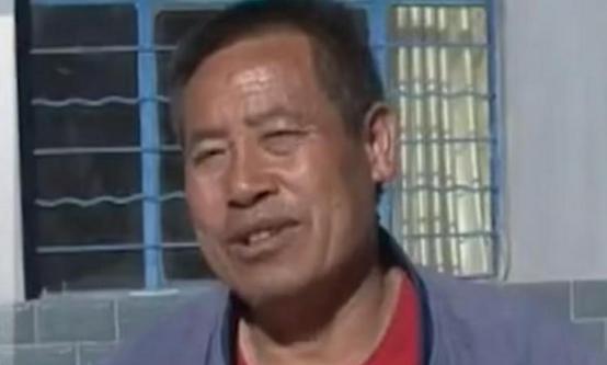 陈金水蹲在自家院门口扒拉着碗里的面条，自从13岁那年爹娘在矿难里没了，他就跟着叔