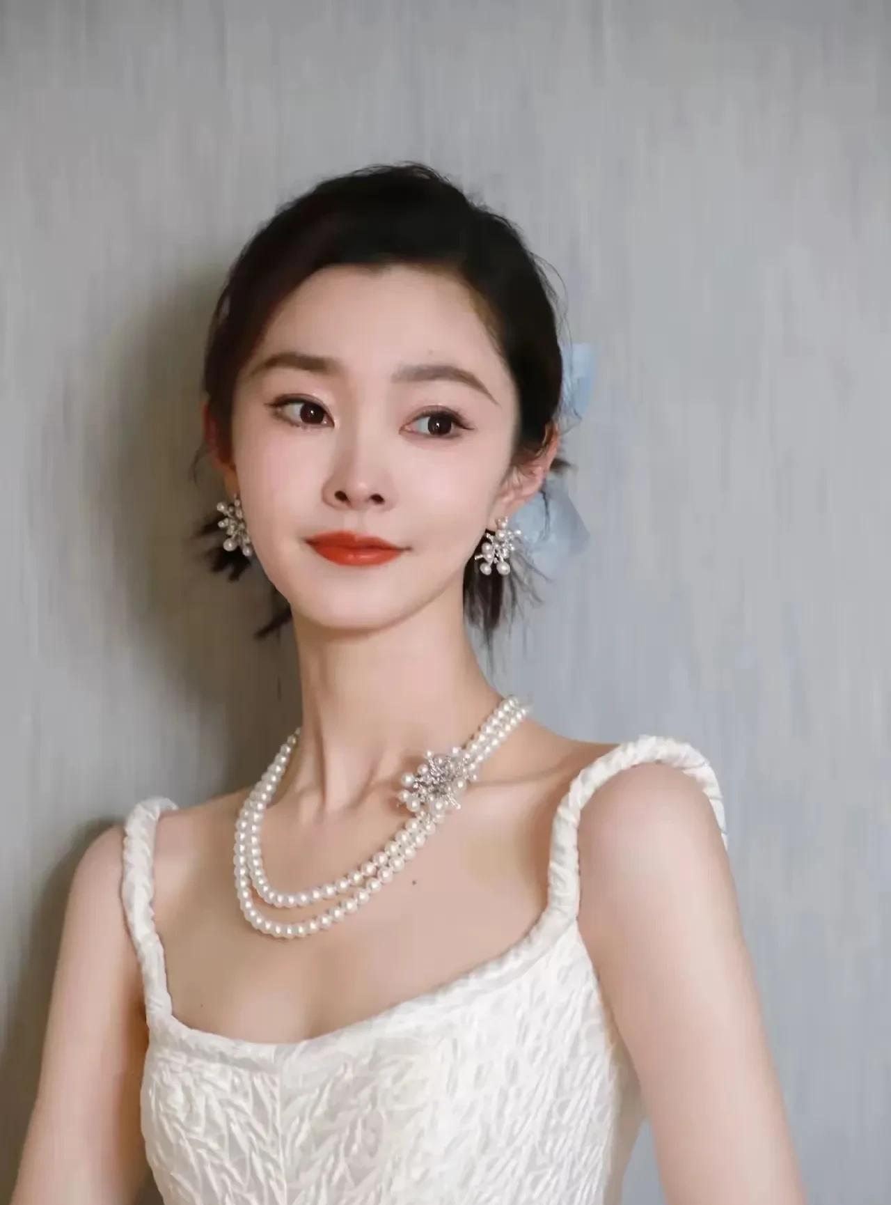 宋轶为什么一直火不起来她演过不少好剧。《伪装者》里的于曼丽多惊艳啊。《赘婿》的