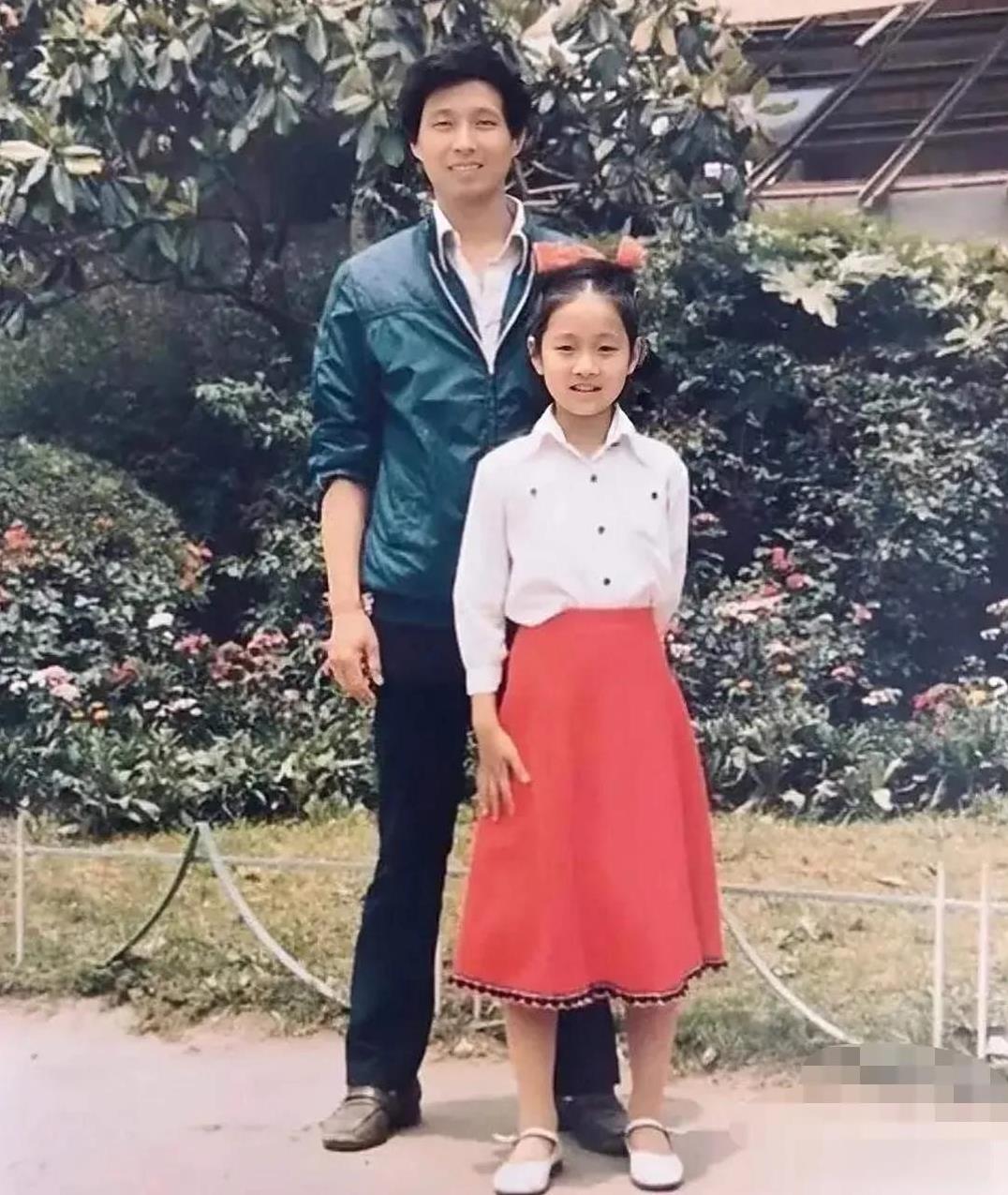 这是八十年代，马伊琍和父亲的温馨画面。照片中的她虽然小，却透着清秀的模样，眉眼间