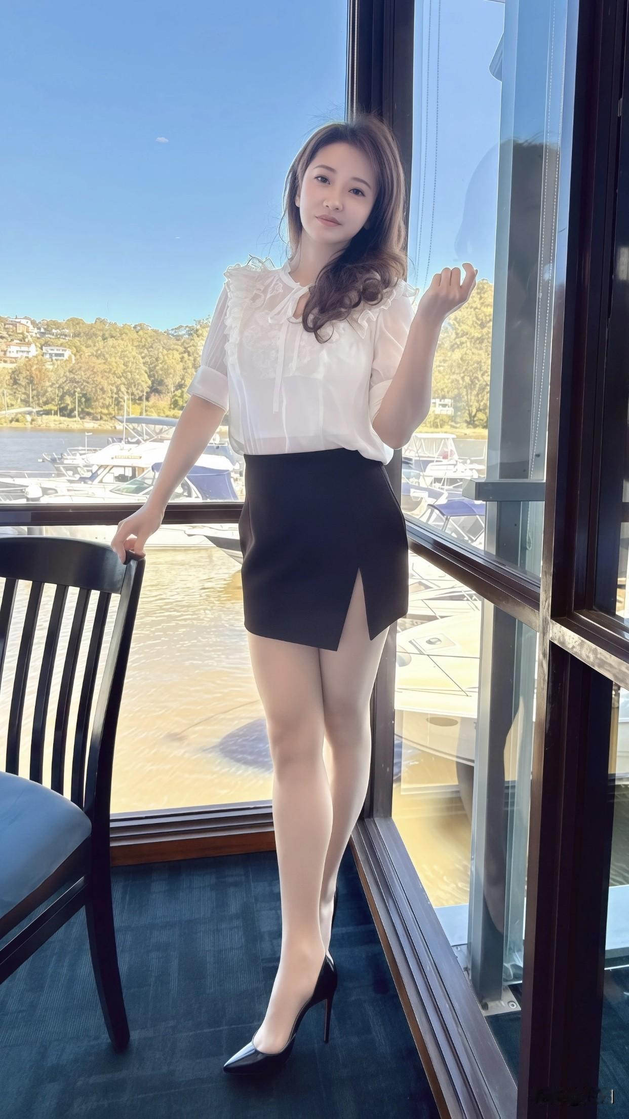 美也离不开内涵。多读书、多旅行，丰富自己的见识，整个人都会散发出独特的气质。腹有