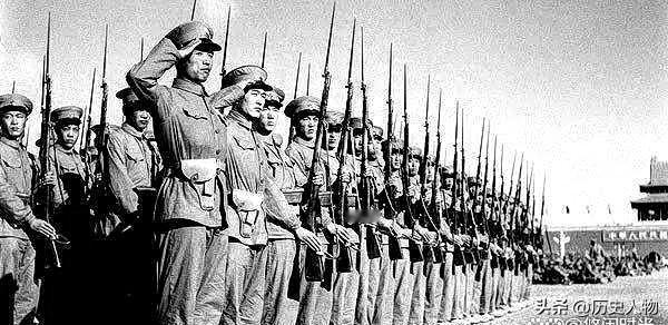 1951年，370名特务冒充解放军登陆，民兵队长一眼看穿：胸标七个字印反了。