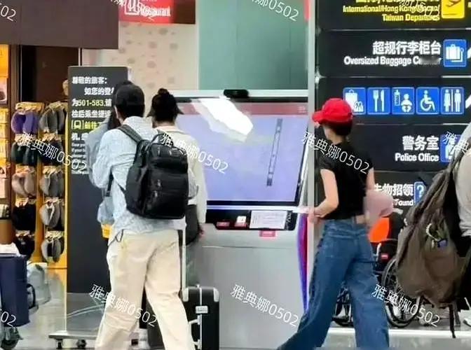 黄圣依和杨子在新加坡街头被拍，杨子想牵她手，她直接甩开，脸冷得能结冰。这画面