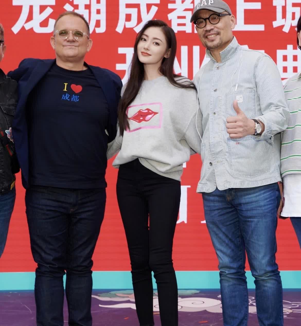 张天爱，165cm，和企业老板合影。