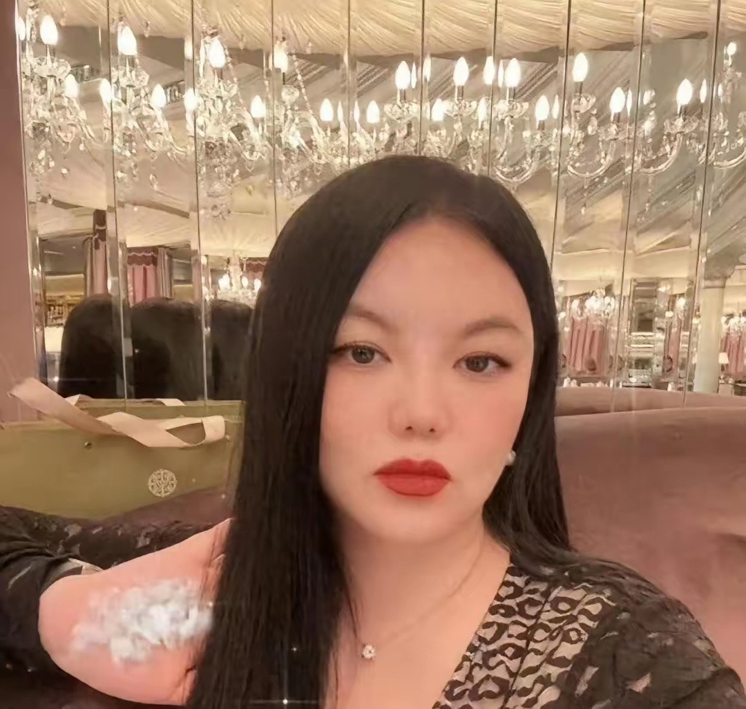 李湘回长沙陪爸妈吃饭，随手发了几张客厅照，结果网友全被那根旋转楼梯吸走眼球。金色