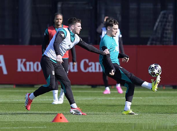 伊萨克看范迪克的眼神训练的氛围还不错