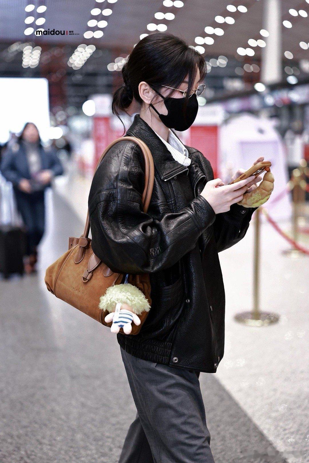 毛晓彤这身造型堪称体制内穿搭范本！既保留了职业装的严谨，又凸显了女性的柔美，完美