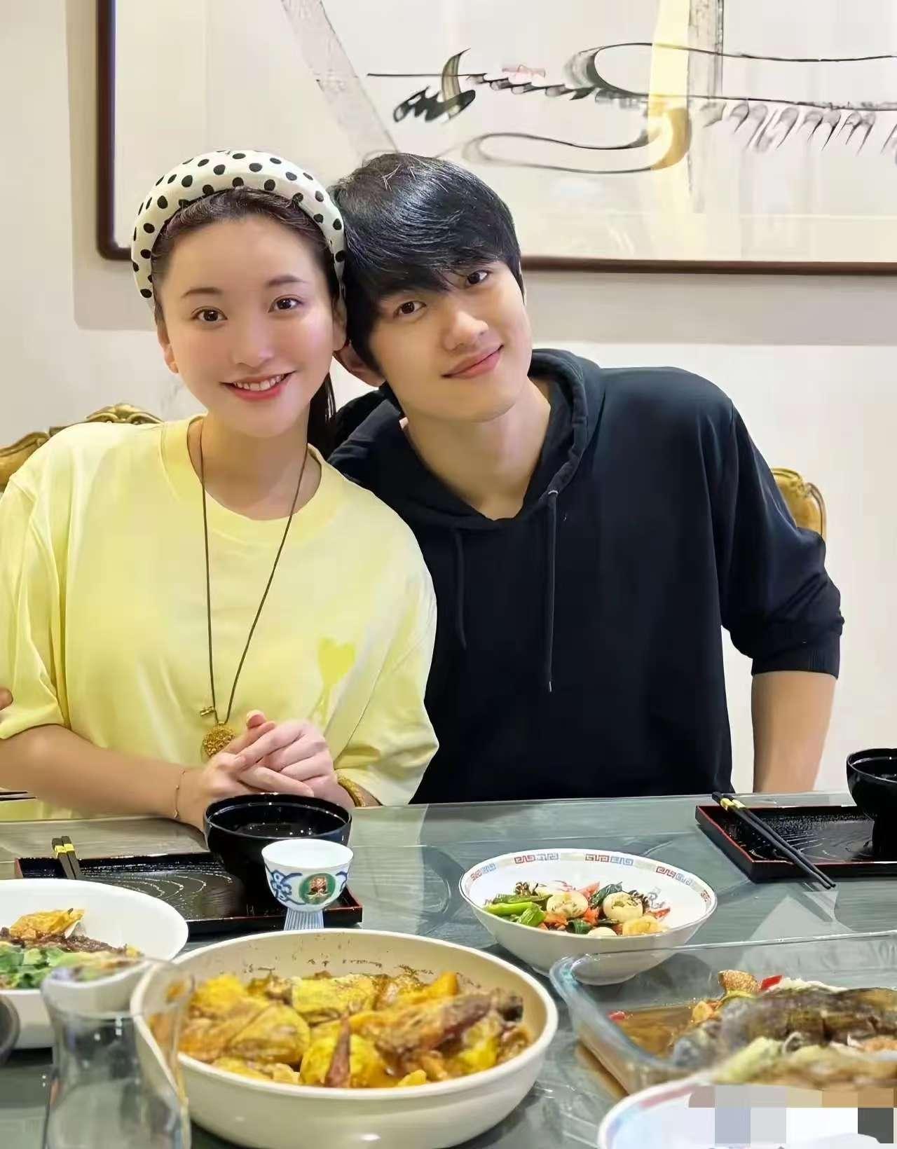 我朋友线下见过金莎和他的小男友他说了个大实话两个人在一起的时候和节目中不大一