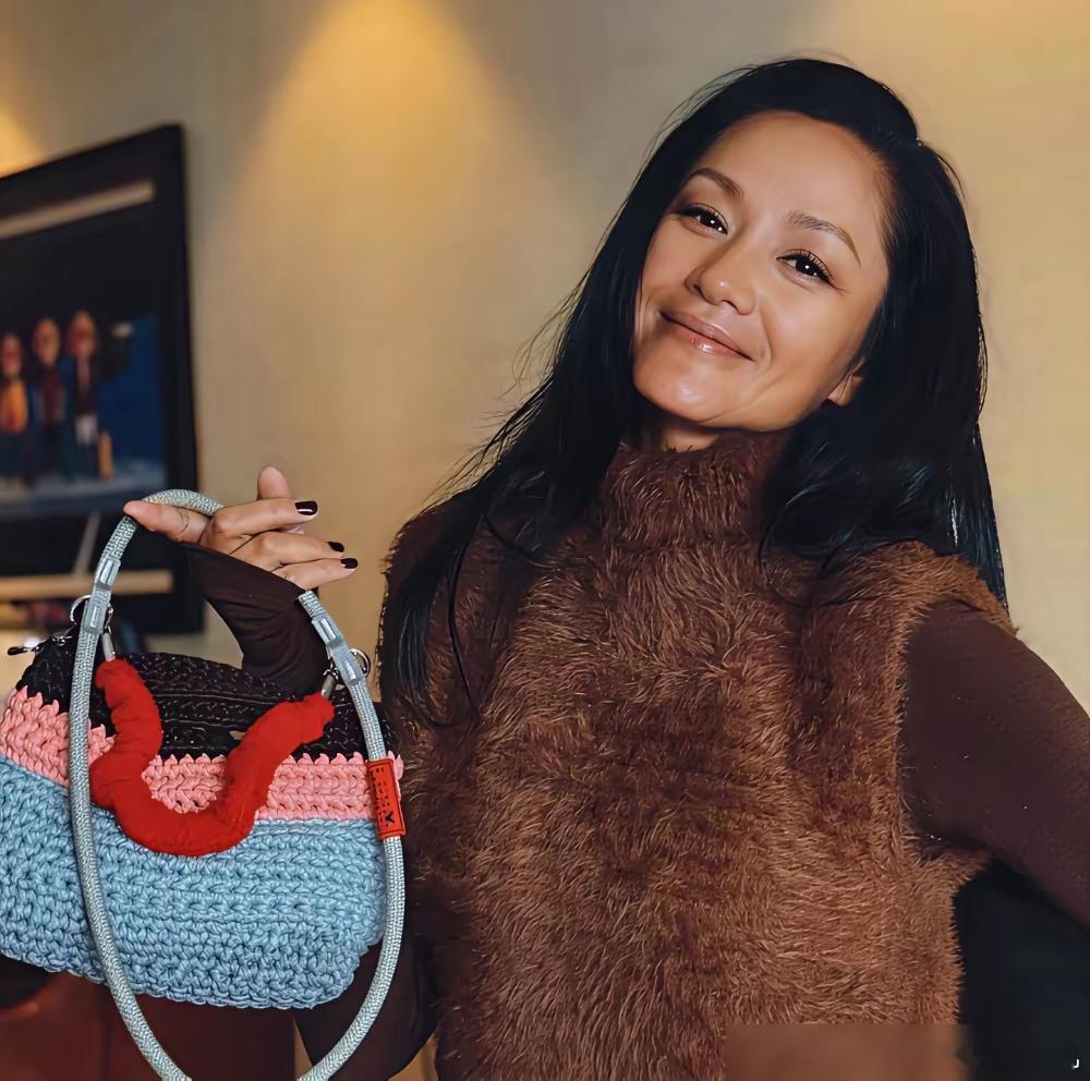 别信什么“接地气”人设，那都是骗傻子的。瞿颖在清迈的别墅，带泳池网球场，种着百年