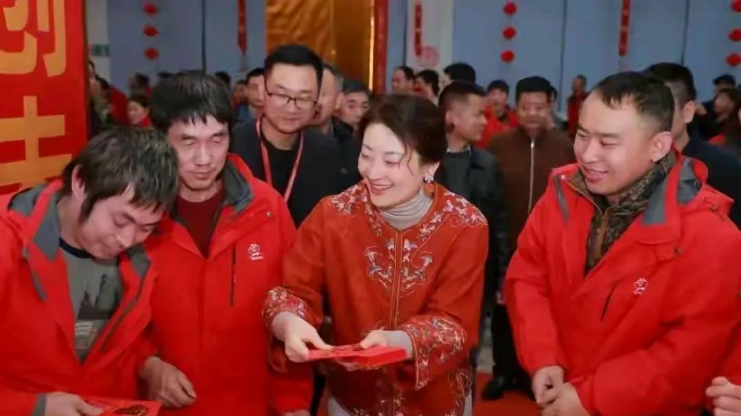 曾经一身喜红色衣服的宗馥莉笑得满脸福气，真心希望女神这次官司必胜，期待王者归来，
