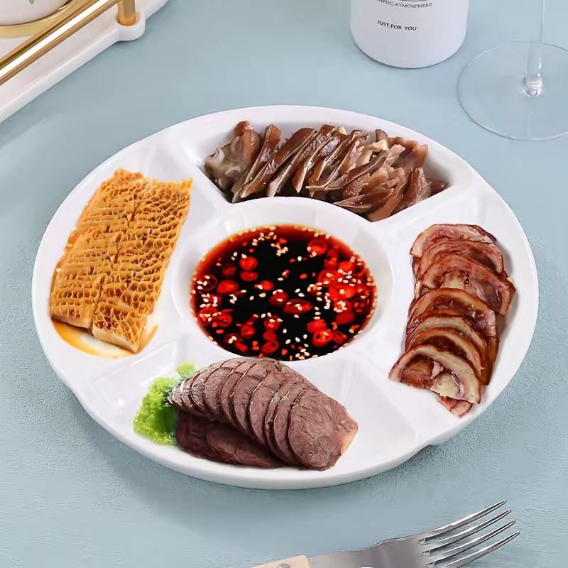 今年走亲戚，我发现餐桌悄悄变了。​以前牛肉、香肠、猪耳朵、缠蹄、菌子，每样都是