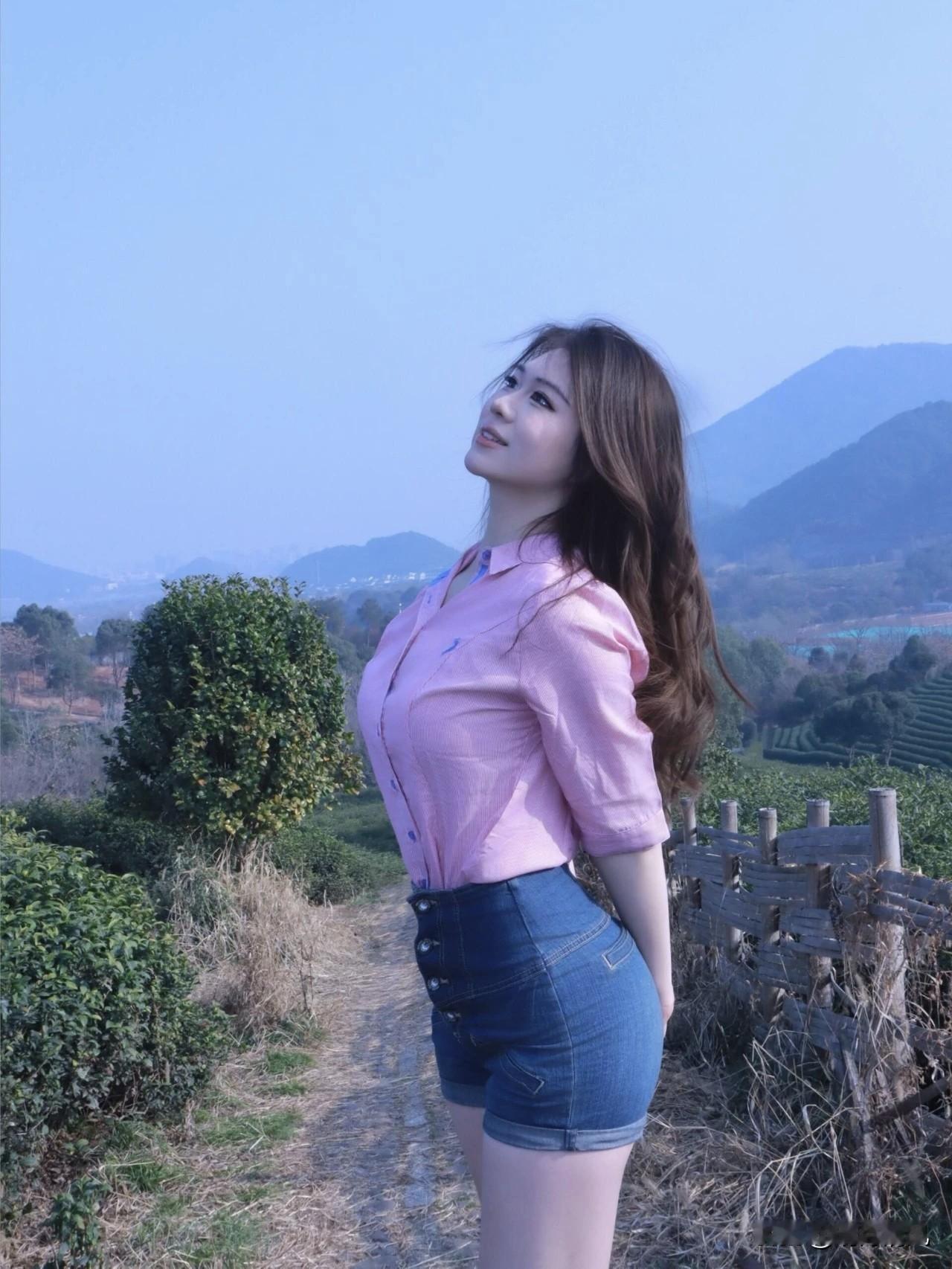 放假出门拍照，我最喜欢的一个动作就是背身站着回头看镜头。很简单，背对镜头站好