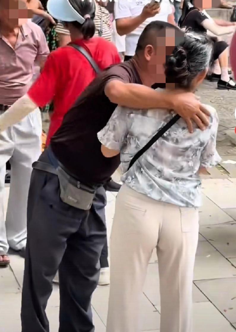跳舞还是有好处的听说有个大爷在床上躺了八年家人用担架抬公园他观察了会居然