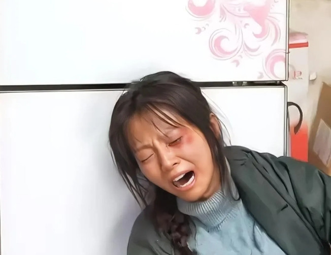 第一次家暴，我的脸直接被老公扇成猪头，眼睛都睁不开，在家整整五天，无人问津。婆婆
