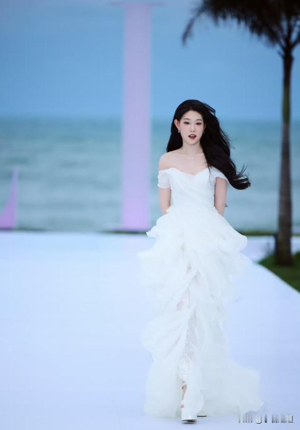 有些女孩子天生就是享福的命。就说小沈阳闺女沈佳润吧。18岁红毯首