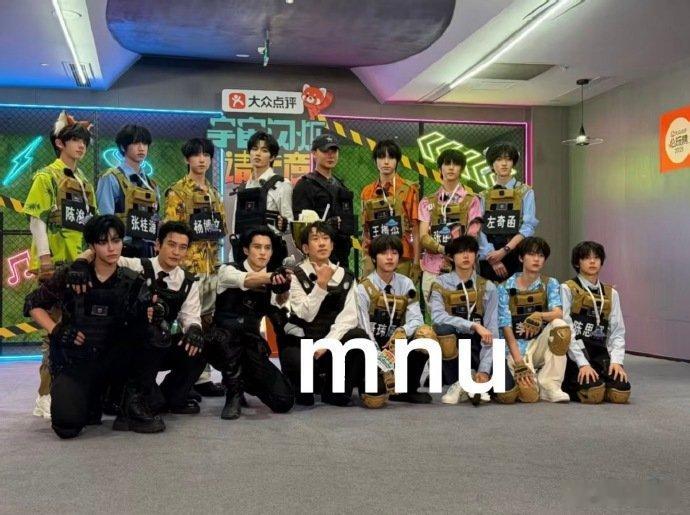 四代录制宇宙闪烁请注意大合照tf四代宇宙闪烁请注意大合照四代录制宇宙闪烁请注意大