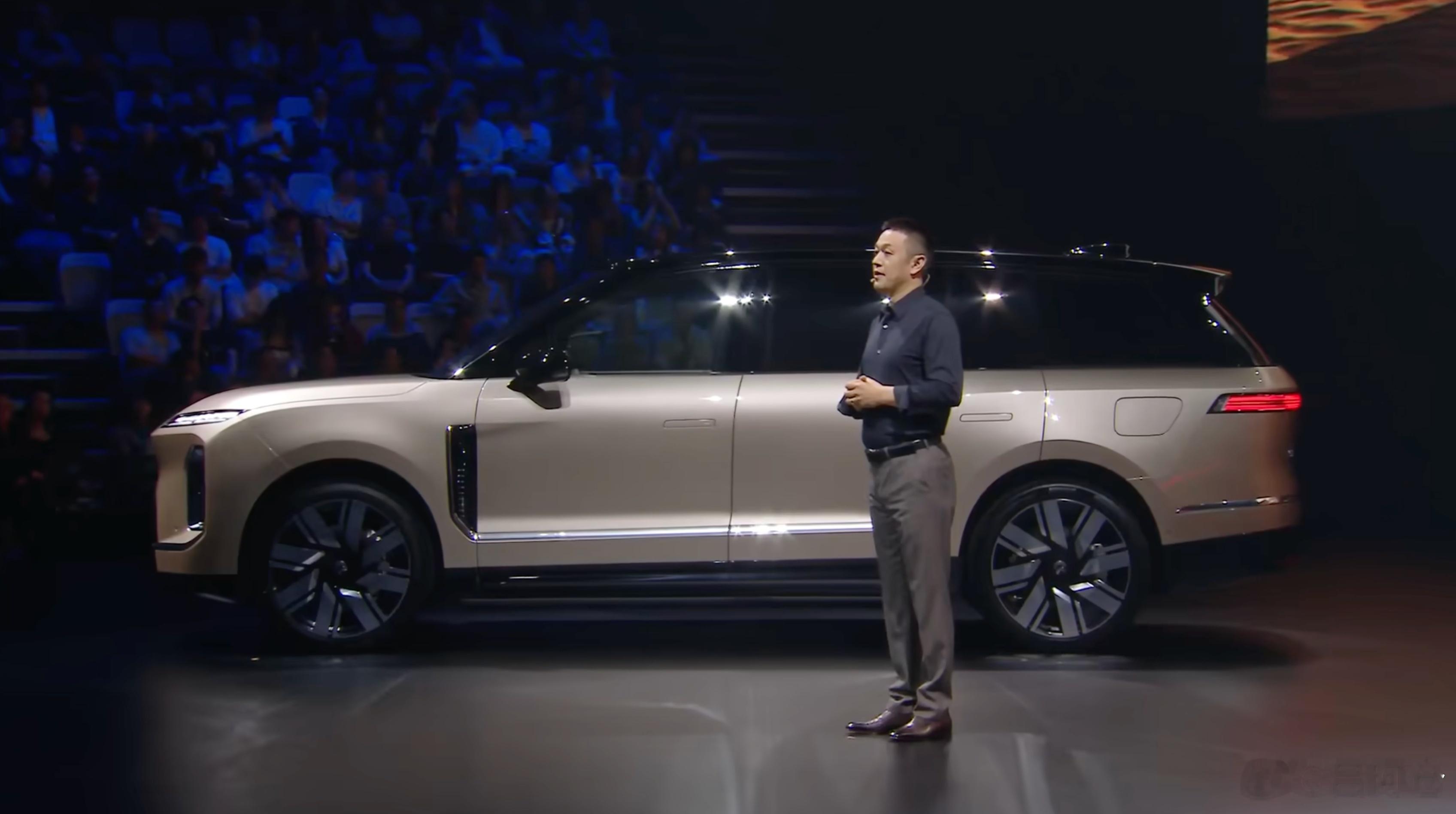 用心了，今天斌哥是衬衫、皮鞋商务风。和ES9的定位有呼应。印象中之前发布会着装都