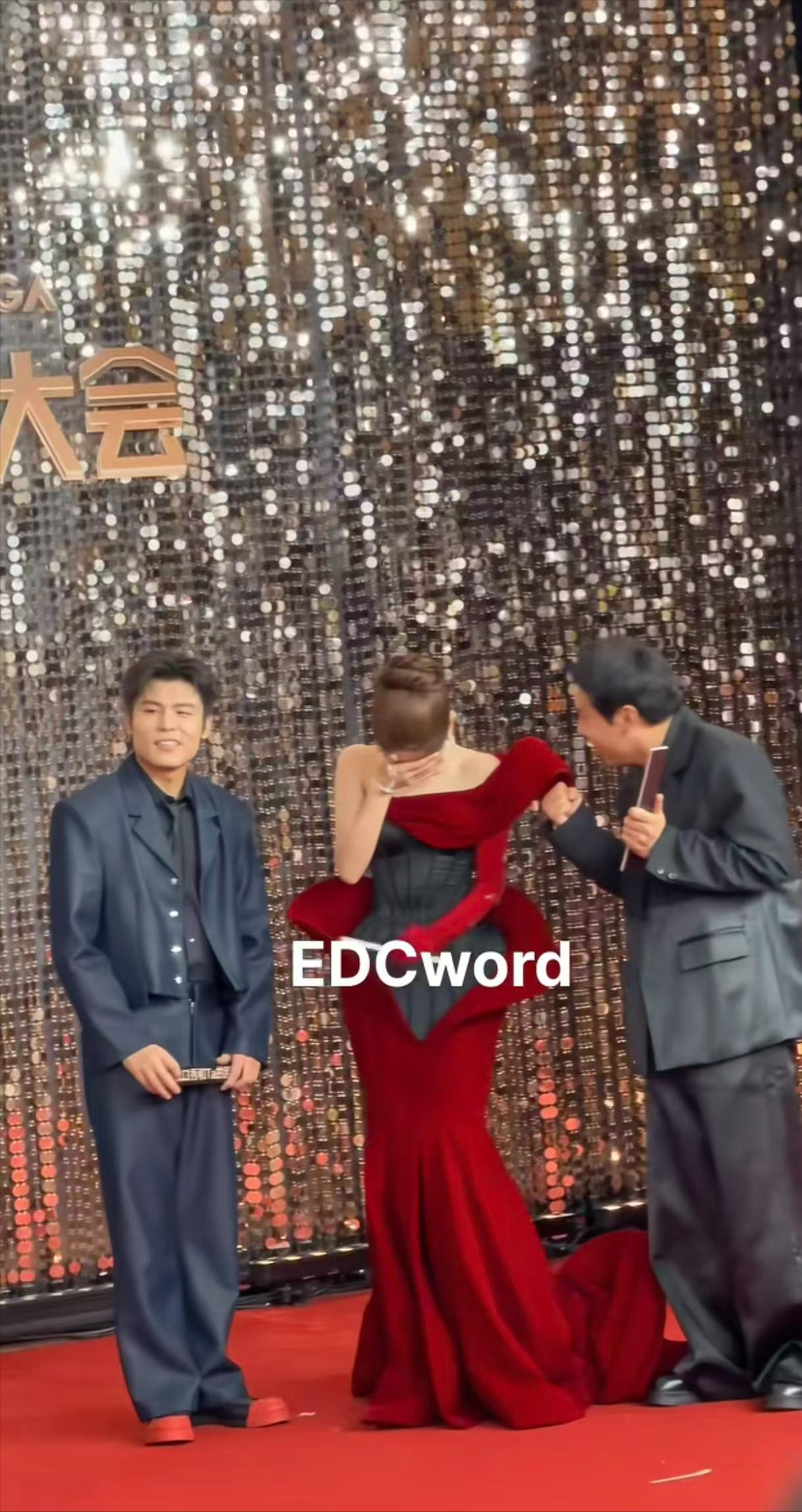 杨超越也是出息了，左边鹿晗，右边周杰伦徐志胜一张嘴，直接把杨超越逗得捂脸害羞，