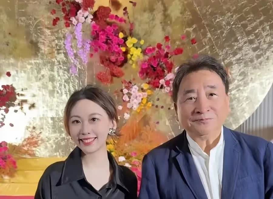 老郭德国合影也讲“规矩”？粉丝：不能用自己手机拍！对比姜昆谢天笑，谁更接地气？