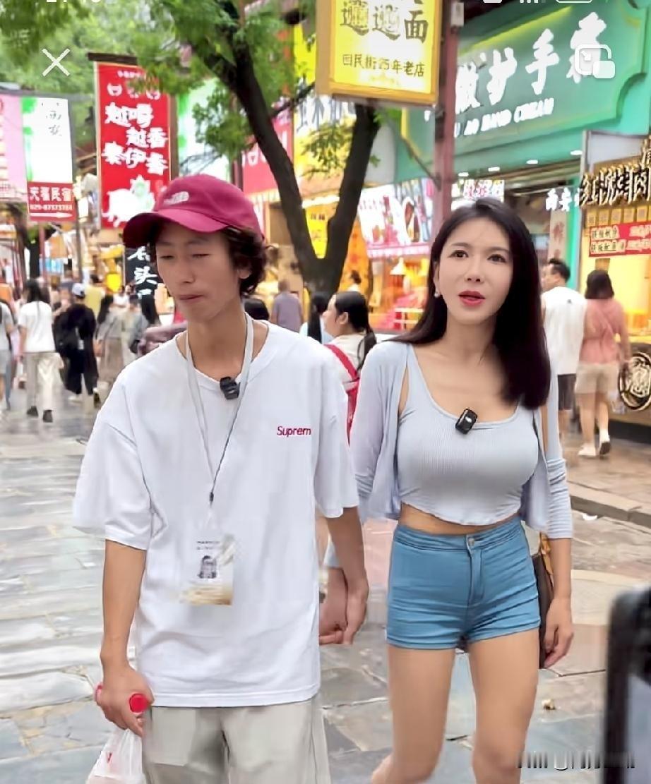 庞麦郎和龚玥菲手牵手逛步行街，网友都说俩人还真有点天生一对的意思。乍一看八竿子打