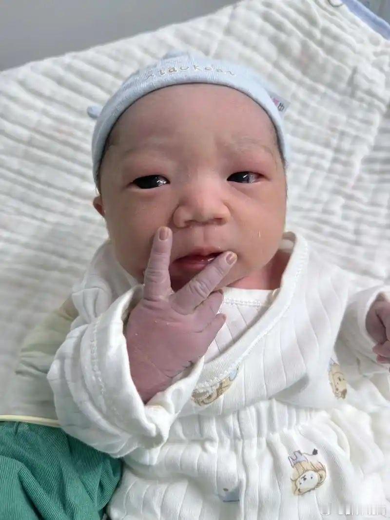 我研究了下新出生小孩的男女性别比，你以为的性别歧视：2023年新生人口902万，