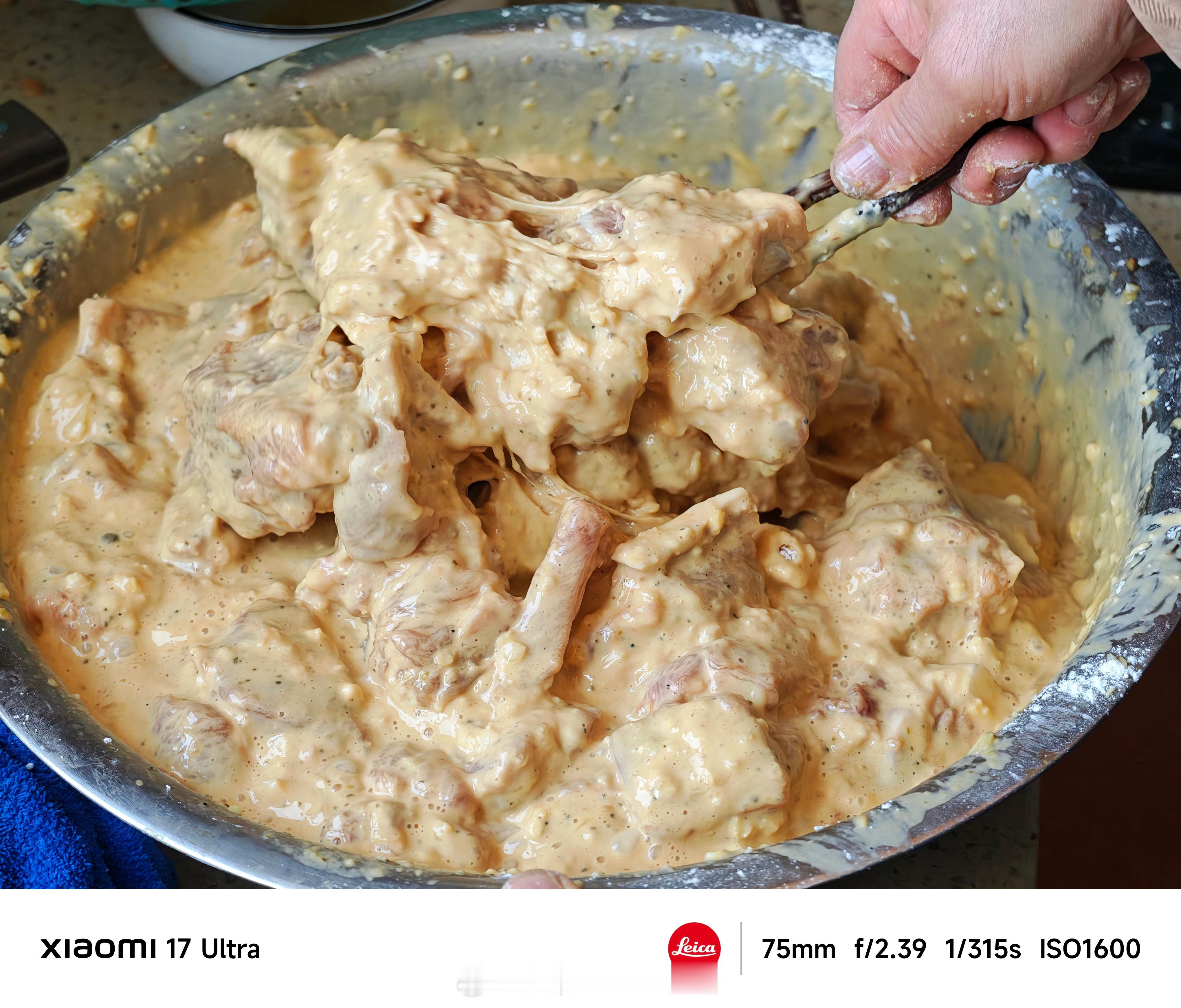 每年过年回家馋的就是我妈妈这一口酥肉不过我们老家口味不太一样，一般都会用排骨来炸